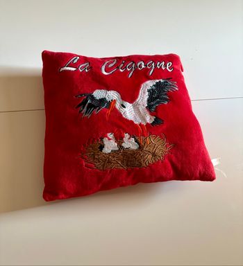 Coussin carré rouge avec brodé « La cigogne »