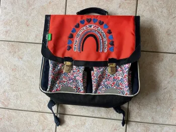 Cartable brodé et sequins