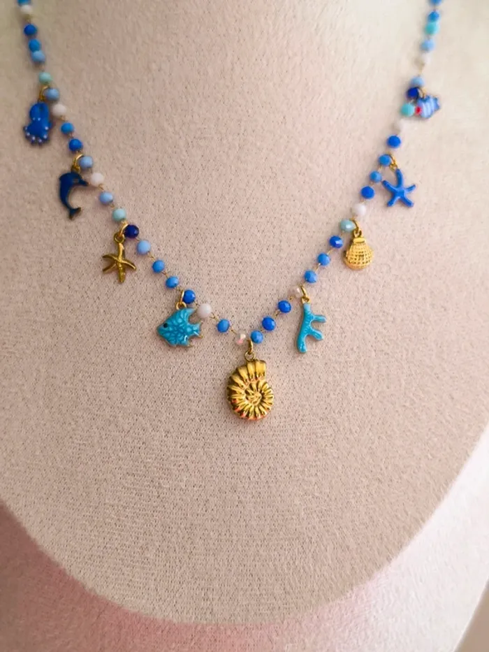 Collier doré et bleu avec perles de cristal et breloques de la mer - photo numéro 3