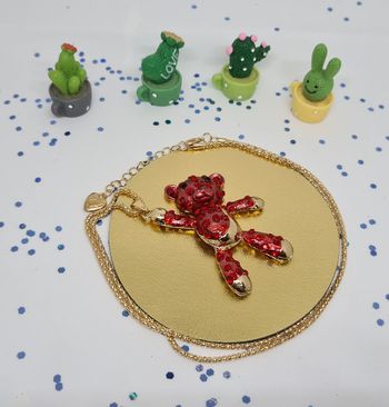 Collier doré ourson rouge
