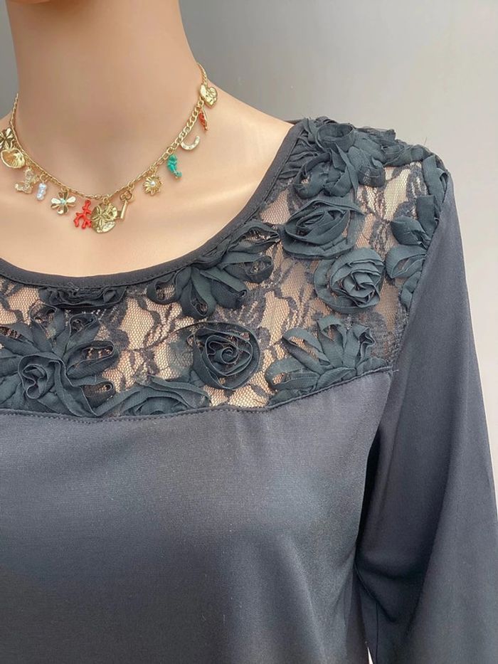 Haut noir à dentelle florale – Taille 3 convient à un S – Très bon état - photo numéro 3