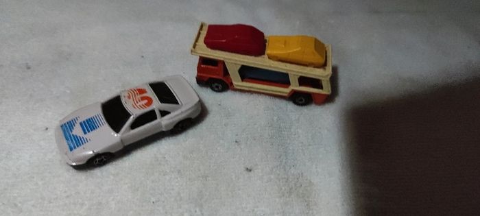 Petit camion métal avec voitures