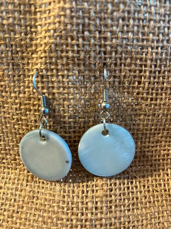 Boucle d’oreille effet nacre