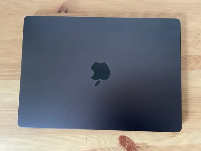 MacBook Pro 14" (nov. 2023) Puce : Apple M3 Pro Mémoire : 18 Go RAM Stockage : SSD 512 Go - photo numéro 3