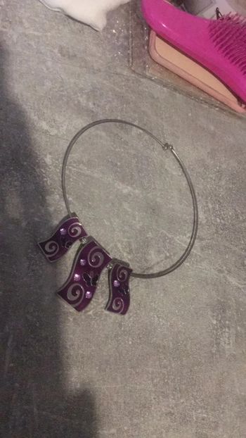 Joli collier femme violet/papillon