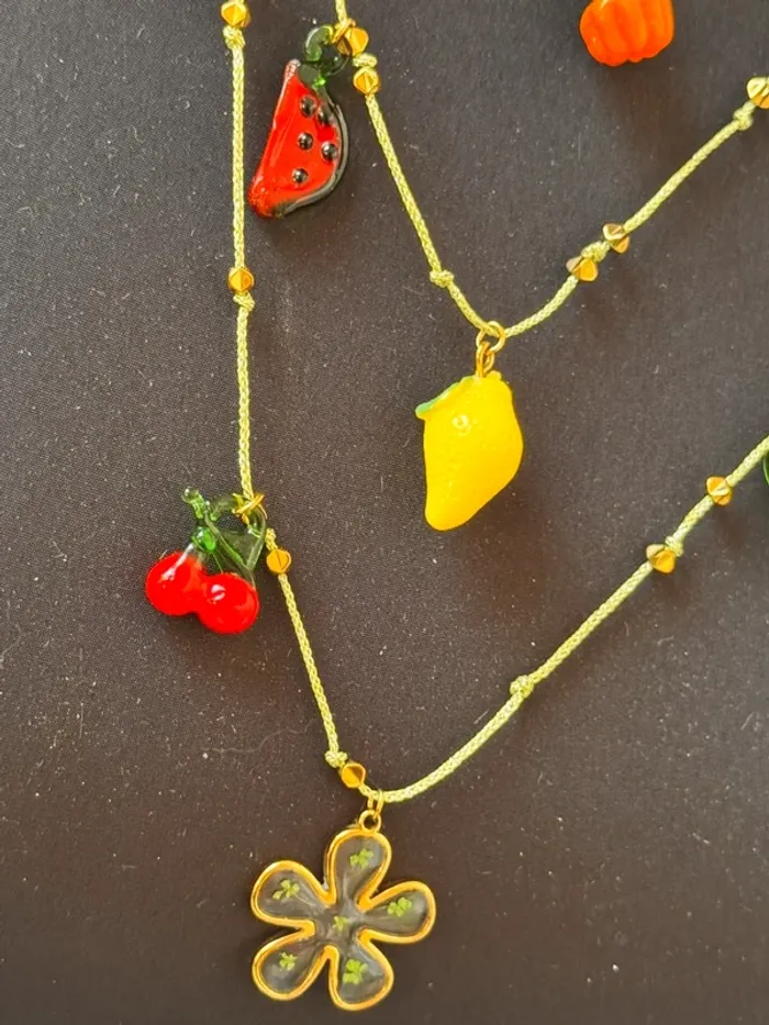 Collier 3 rangs  fruits fleurs légumes piment perles verres trèfle cordon acier inoxydable or - photo numéro 2