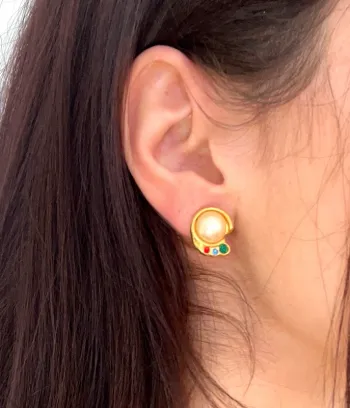 Boucles d’oreilles vintage fantaisie années 80 à clip dorée blanc à pierres colorées 👂