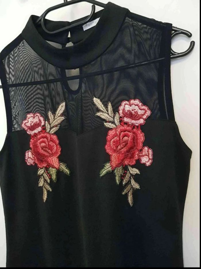 Robe noir ras de cou avec broderie taille 38 - photo numéro 4