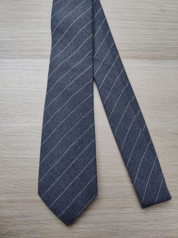 Cravate grise liserés blancs rayures 