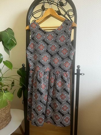 Robe évasée sans manches motif géométrique noir rouge blanc – taille M