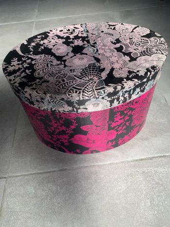 Jolie boîte ovale de rangement