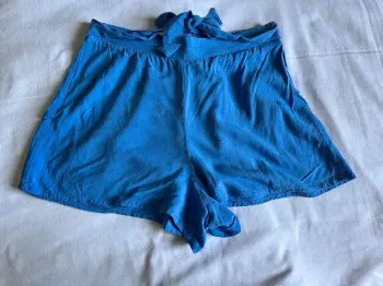 Short bleu