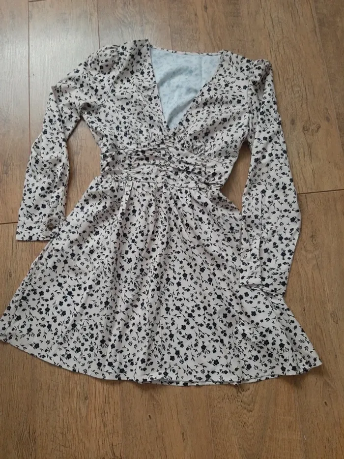 Robe à motif petites fleurs cintrée