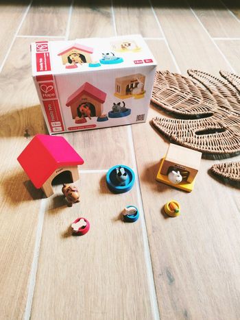 🐶Jeu éducatif - Family pets avec animaux et accessoires en bois - marque Hape - 