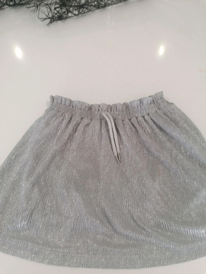 Jupe grise argenté T 5 ans 👧🏻 - photo numéro 2