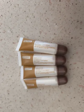 Lot 4 crèmes réparatrices pour lèvres, corps neuves