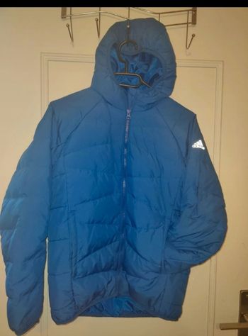 Doudoune Adidas enfant – Taille 11-12 ans – Très bon état (petite tache, voir photo)