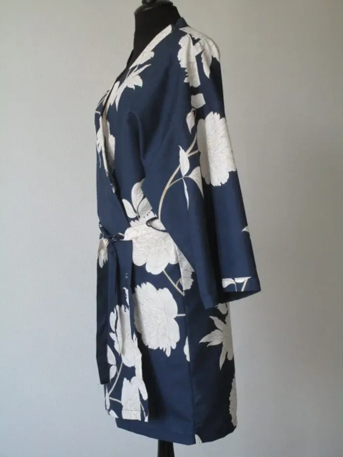Peignoir marine fleurs blanches TU NEUF - photo numéro 4