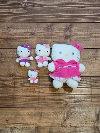 Lot de peluches toutes tailles Hello Kitty