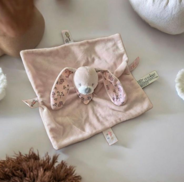 Doudou plat Lapin rose blanc fleurs oiseaux BOUT’CHOU