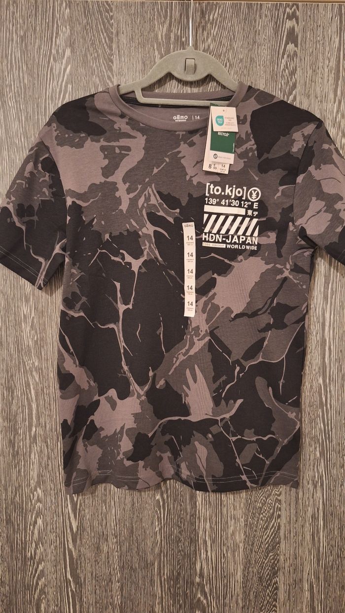 Tee-shirt manches courtes imprimé camouflage gris et noir