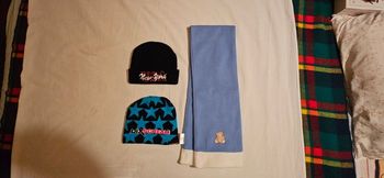 Lot 2 bonnets d’hiver et 1 écharpe polaire pour enfants 5 à 8 ans