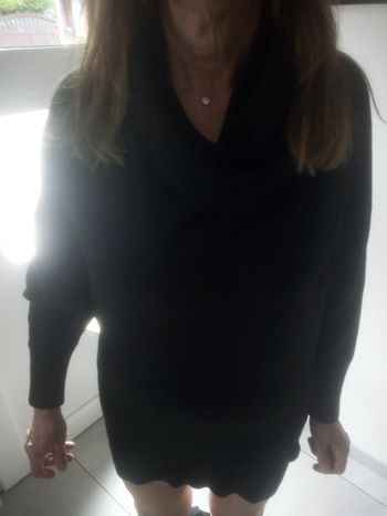 Robe courte noire , manches chauve souris,  col  roule