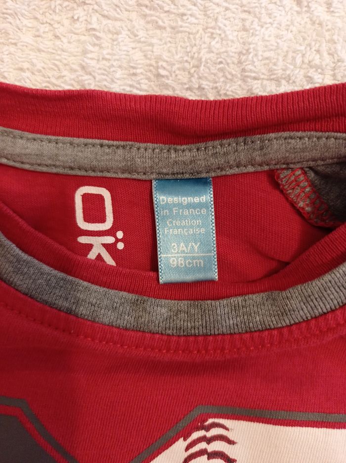 Manches longues avec devant marquer 96 en gros chiffre devant le pull marque Okaïdi âge 3 ans 98 cm couleur rouge et gris - photo numéro 4