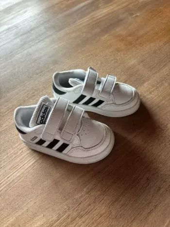 Basket adidas taille 21