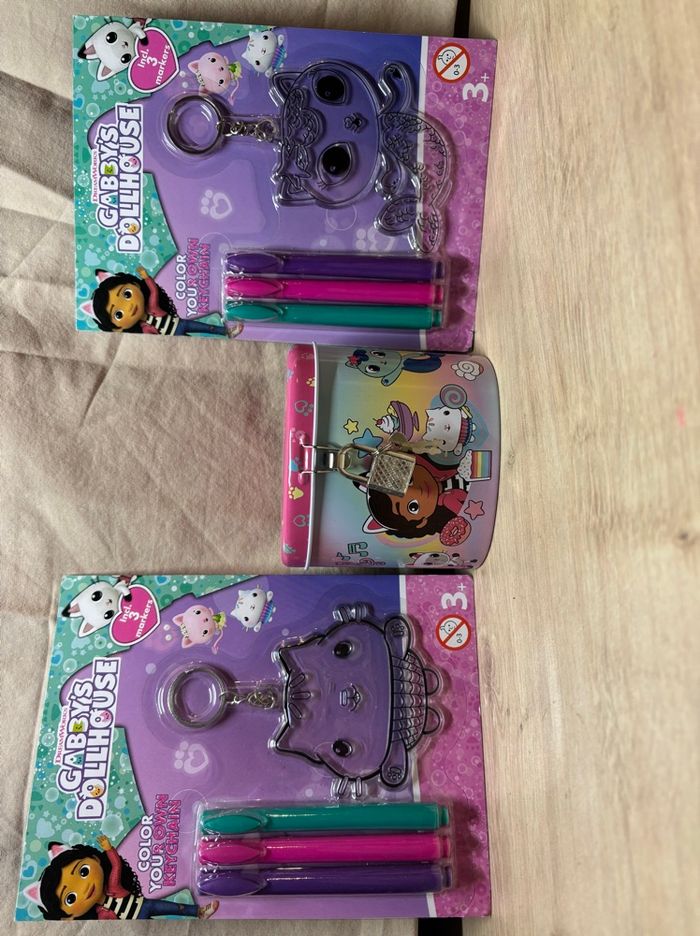 Lot Gabby chat Gabby’s Dollhouse Tirelire + 2 porte-clés à colorier Marine et P’ti chou