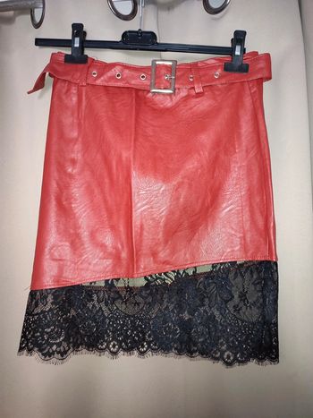 Jupe en simili cuir avec dentelle