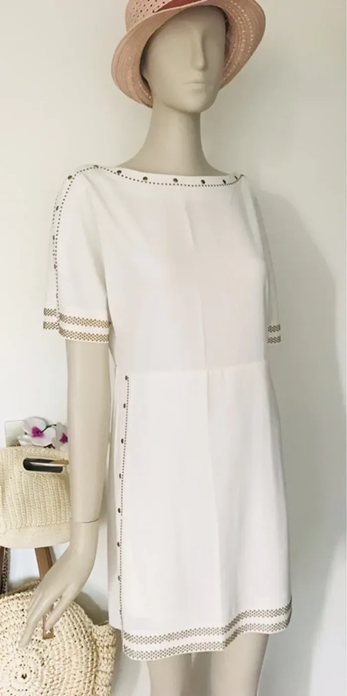 Robe blanc cassé et dorée neuve