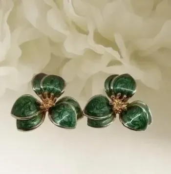 Boucles d'oreilles clous 3 pétales doubles émaillées vertes et dorées