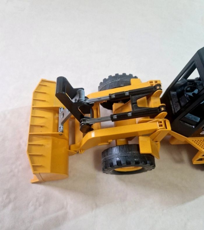 Chargeur sur pneus Bruder Fiat-Hitachi FR 130 Engin de chantier - photo numéro 5