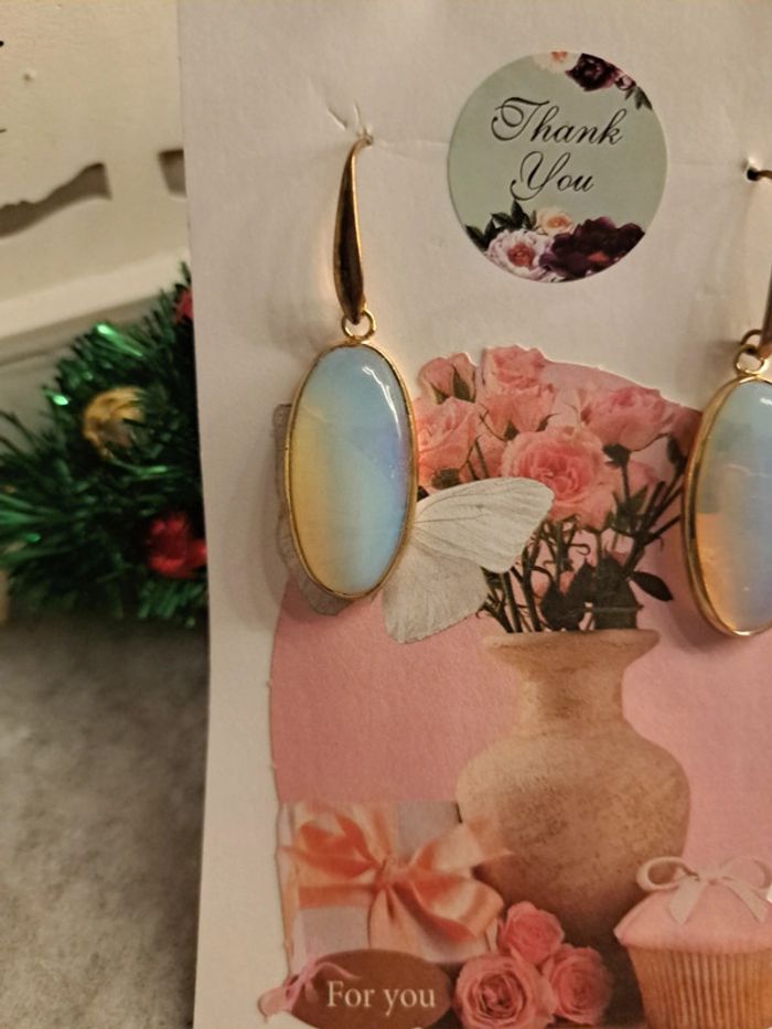 Boucles d'oreilles pendante doré et blanc translucide - photo numéro 7