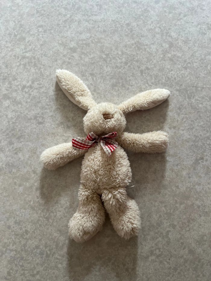 Peluche doudou en forme de lapin