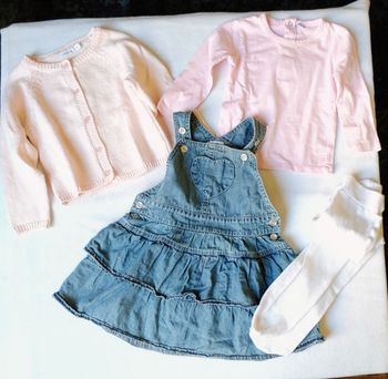 Lot de vêtements fille (robe, gilet, t-shirt, collant)