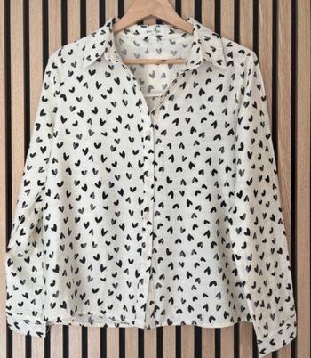 Chemise tendance avec petits cœurs