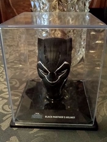 Figurine casque Marvel.