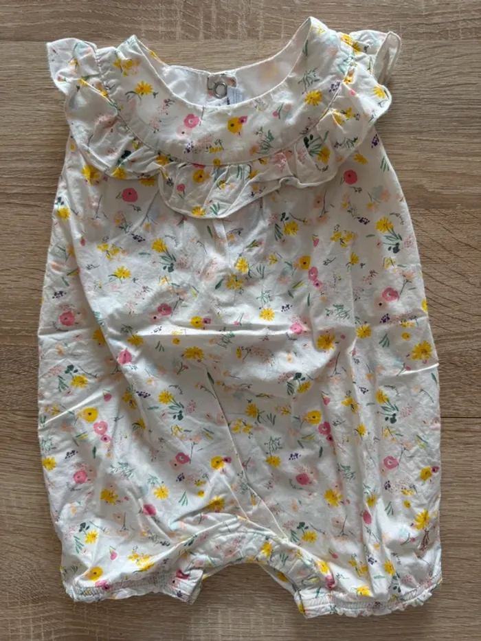 Combinaison blanche à fleurs Petit Bateau 12 mois TBE - photo numéro 2