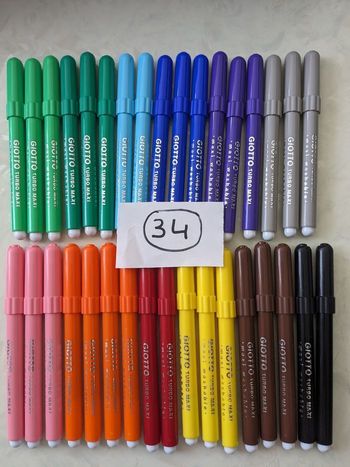 Lot de 34 feutres Giotto Turbo Max à pointe large.