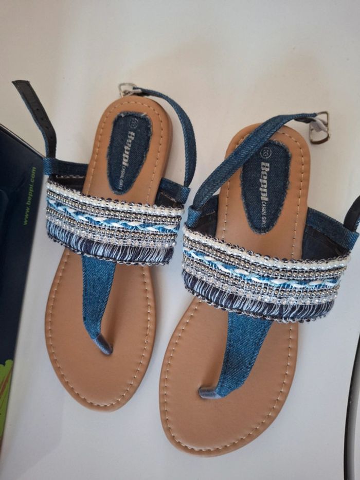 Magnifique paire de sandale beppi taille 33 fille
