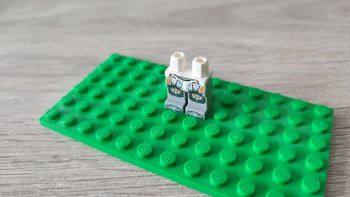 Hanches et jambes gris bleuâtre clair avec circuits orange et or 6124929 pièce détachée Lego #C06