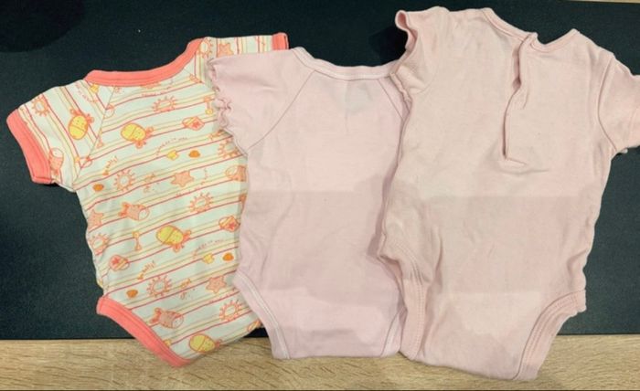 Lot 3 bodys bébé - sans manches - 0 mois - très bon état - marque inconnue - photo numéro 2