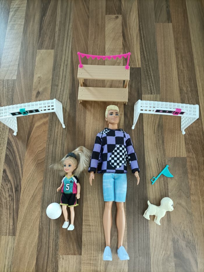 Ken et Chealsea barbie jouent au football - photo numéro 4