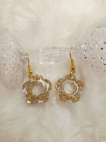 Boucles d'oreilles fleurs argentées dorées 