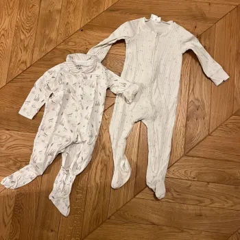 Lot de 2 pyjamas à pieds 12/18m