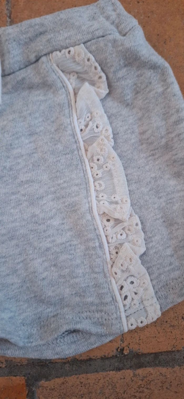 Short gris avec dentelle – Chloé marque de créateur  – Taille 3 ans - photo numéro 3