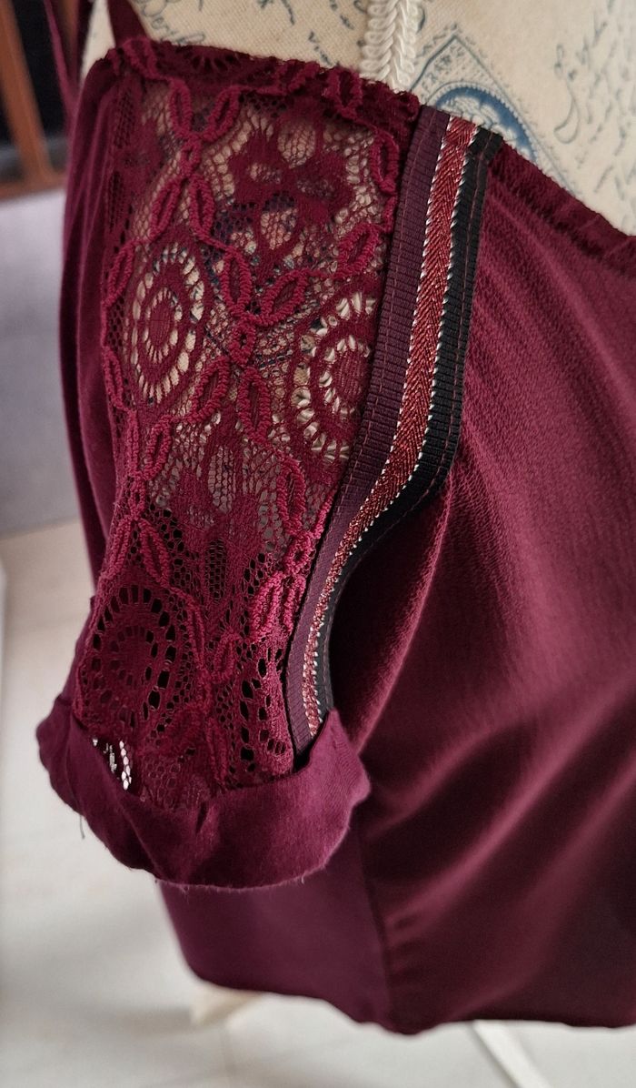 Tee-shirt bordeaux avec épaules en dentelle - photo numéro 2