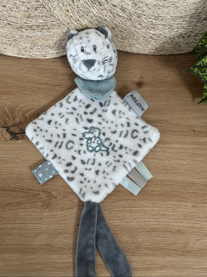 Doudou plat léopard des neiges Léa gris blanc nattou